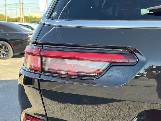 Used 2023 Jeep Grand Cherokee L Limited AWD/4WD image 10
