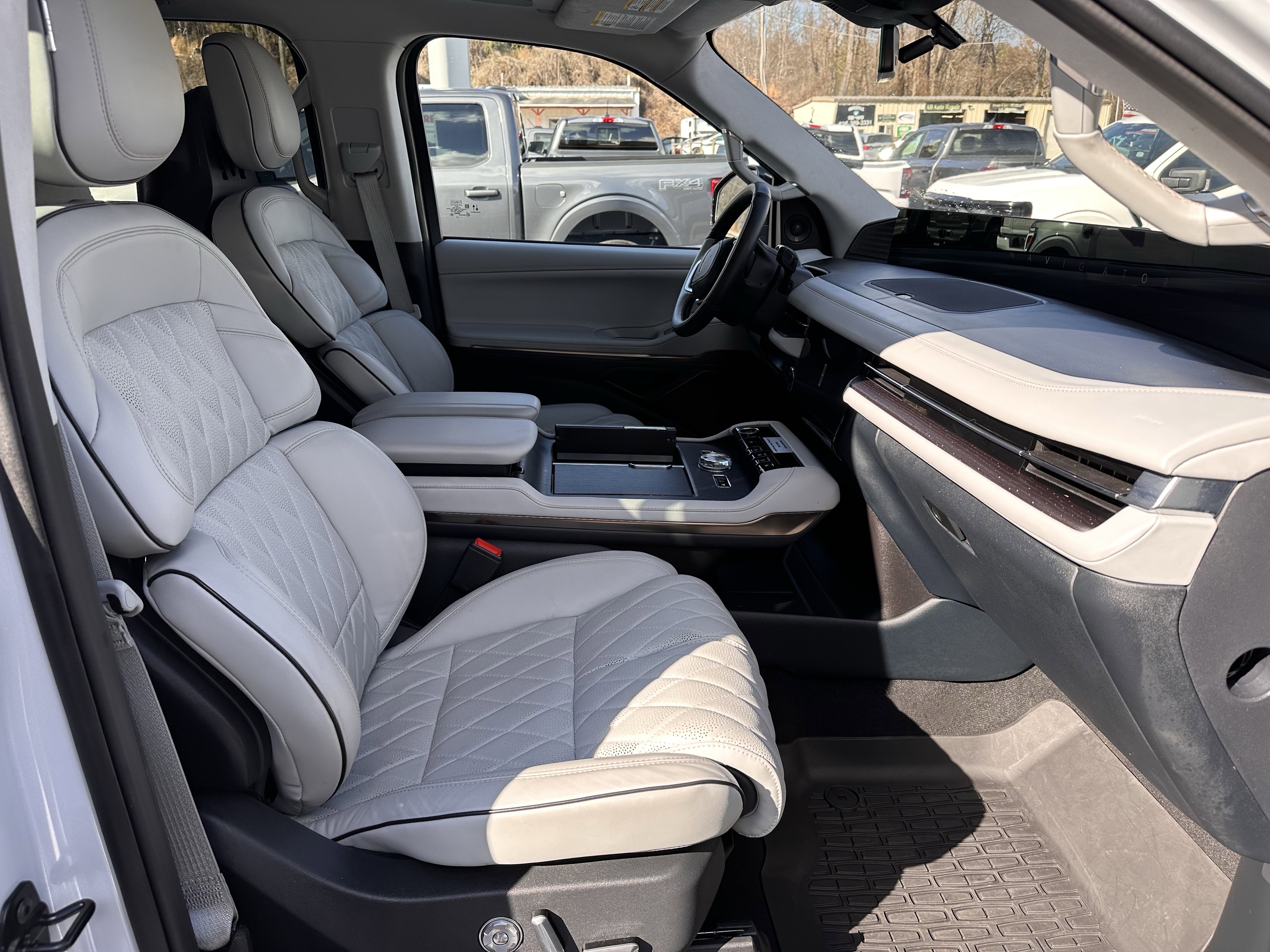 Used 2025 Lincoln Navigator L Black Label w/ Black Label Special Edition image 16