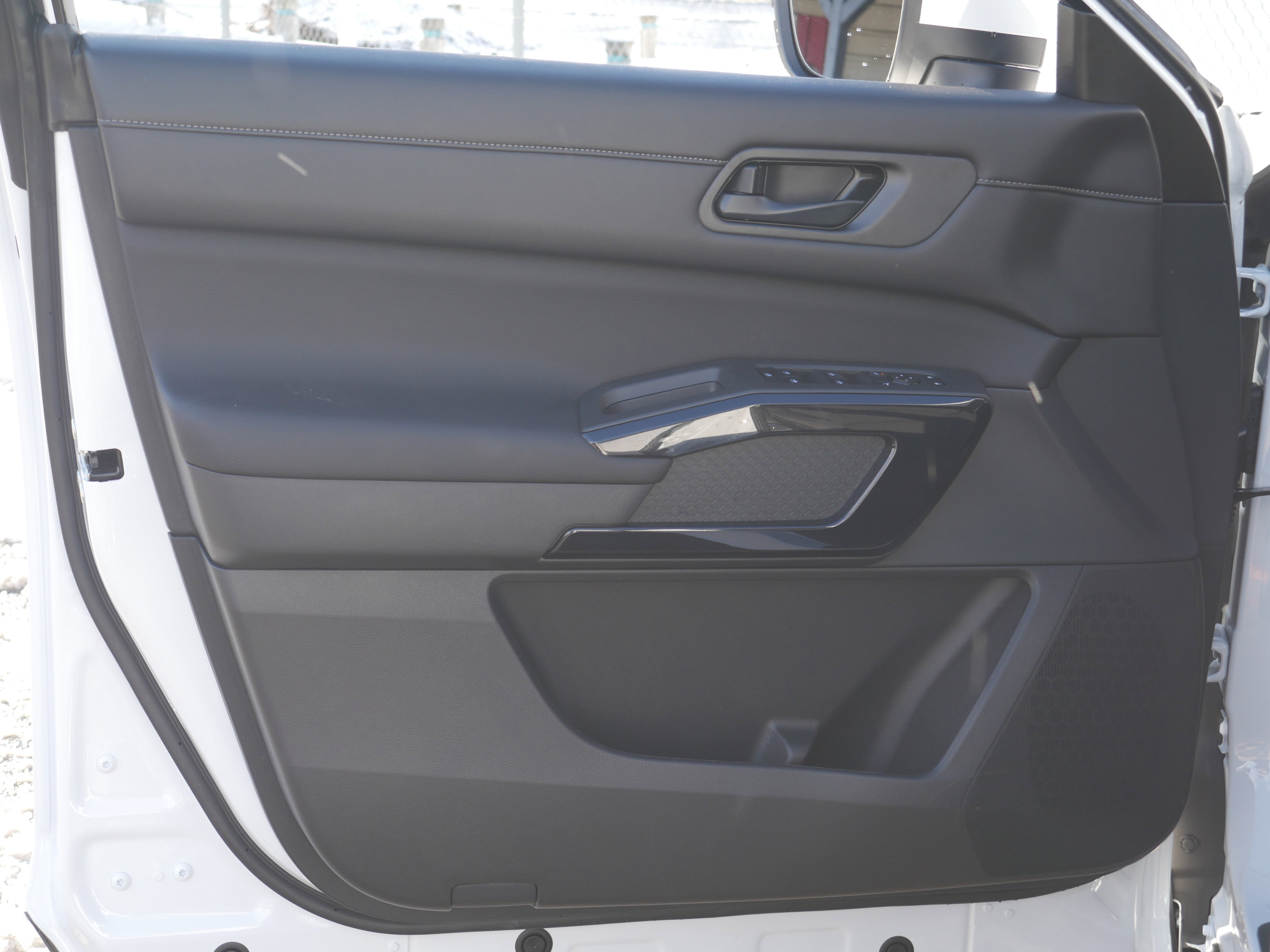 New 2025 Nissan Pathfinder SV image 32