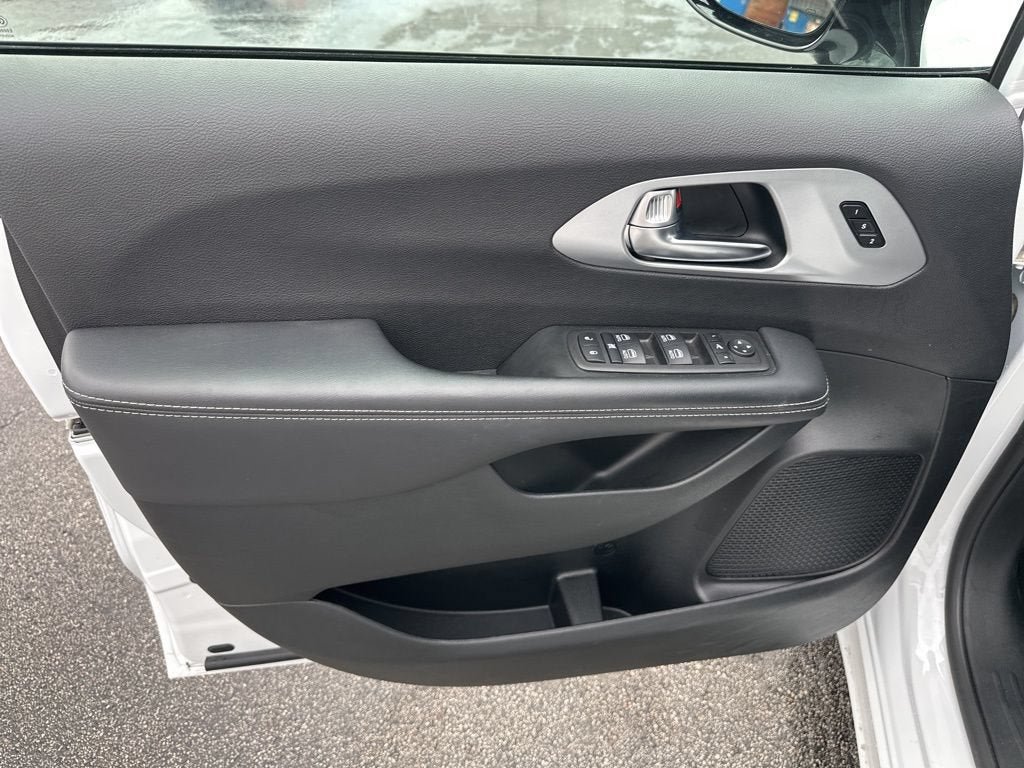 Used 2025 Chrysler Pacifica Limited FWD image 12