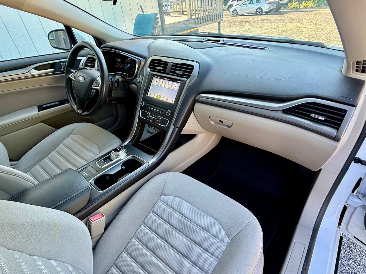 Used 2017 Ford Fusion SE w/ Fusion SE Technology Package FWD image 13