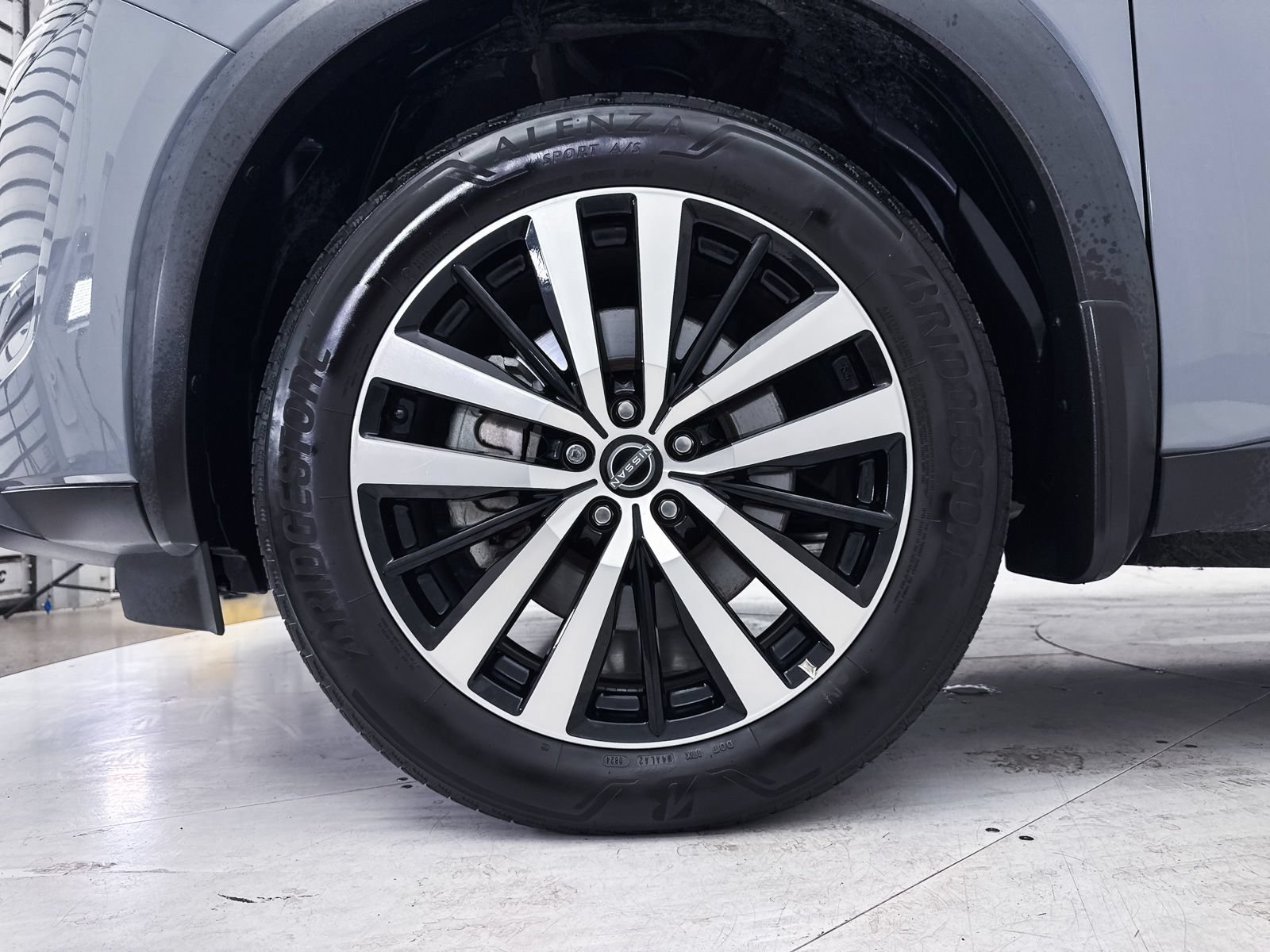 Used 2024 Nissan Pathfinder Platinum FWD image 17
