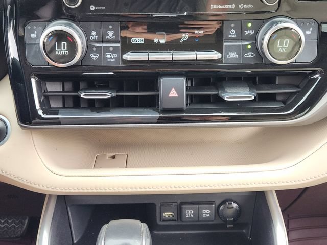 Used 2021 Toyota Highlander XLE FWD image 21