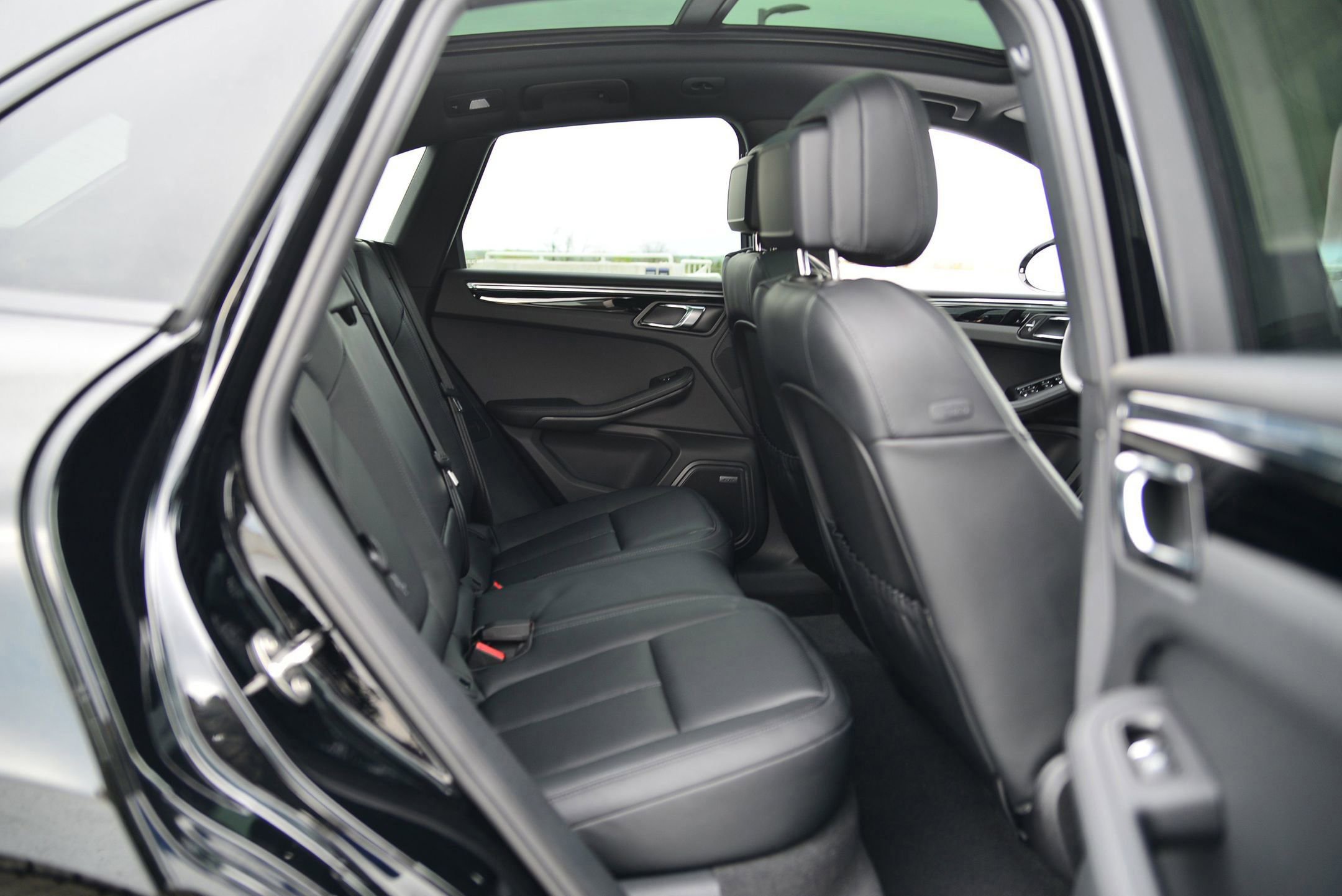 Used 2025 Porsche Macan image 25