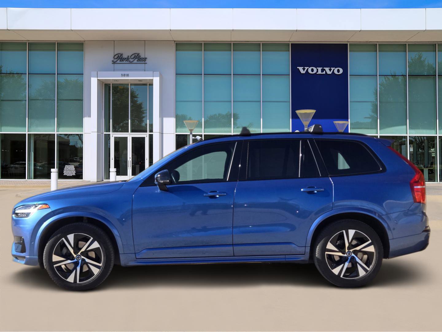 Used 2020 Volvo XC90 T6 R-Design image 3