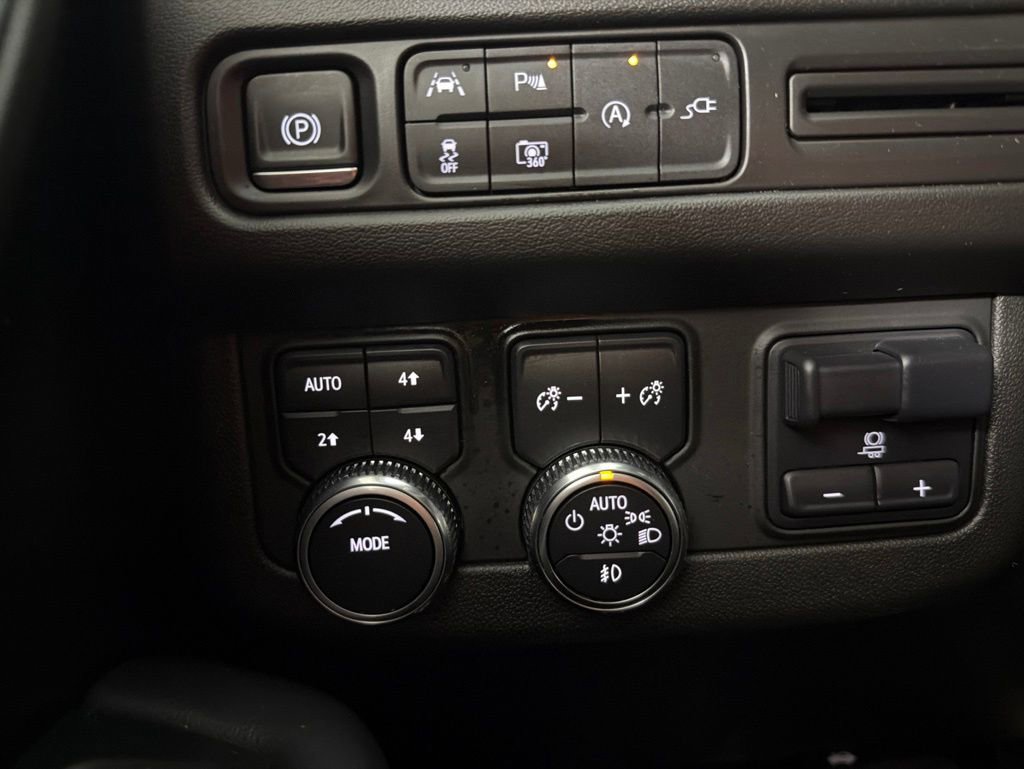 Used 2022 GMC Yukon SLT w/ SLT Luxury Package AWD/4WD image 30