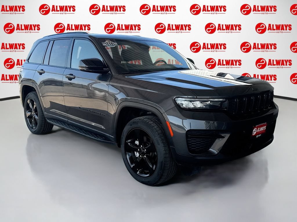 Used 2022 Jeep Grand Cherokee Altitude AWD/4WD image 3