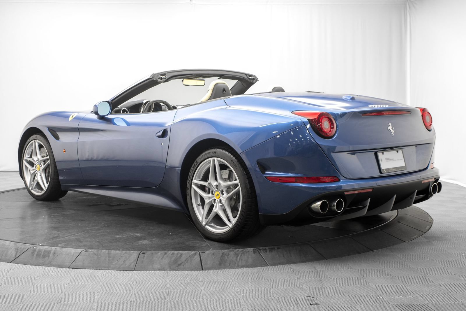 Used 2016 Ferrari California T RWD image 5