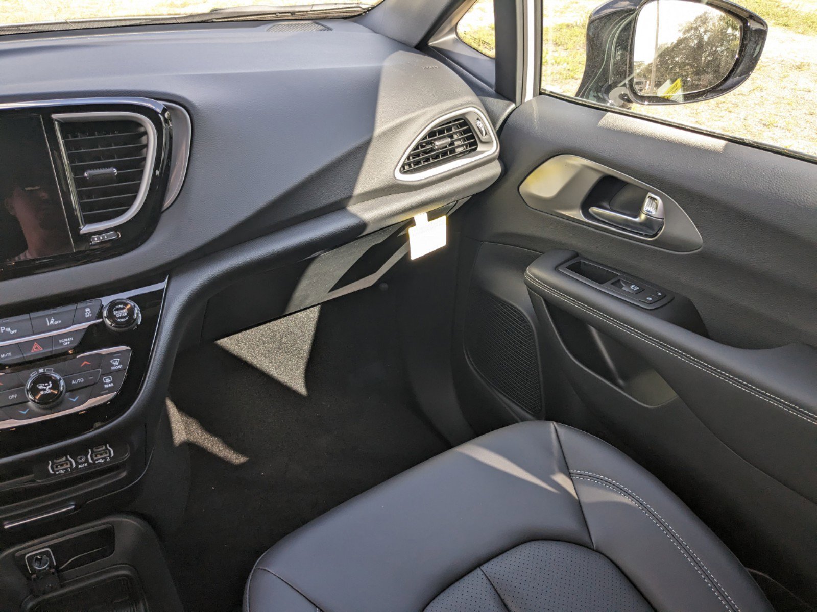 New 2025 Chrysler Voyager LX image 15