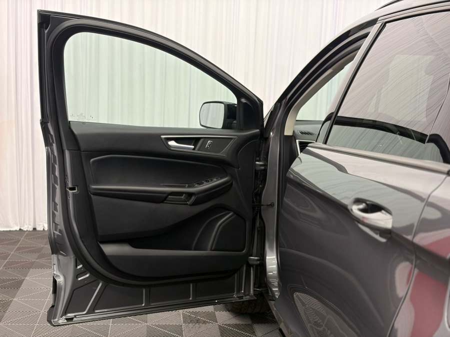 Used 2022 Ford Edge SE w/ Black Appearance Package image 11