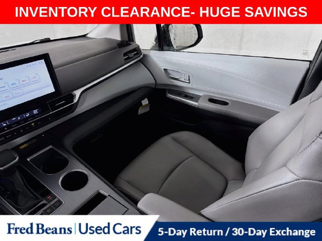 Used 2025 Toyota Sienna XLE FWD image 30