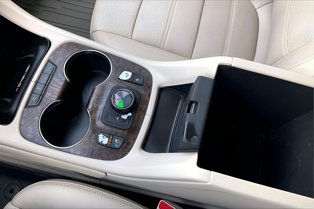Used 2020 GMC Acadia Denali w/ Technology Package FWD image 23