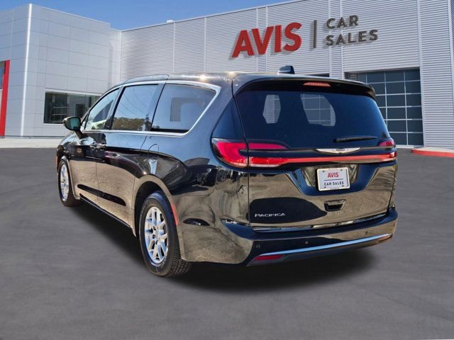 Used 2025 Chrysler Pacifica Select image 10
