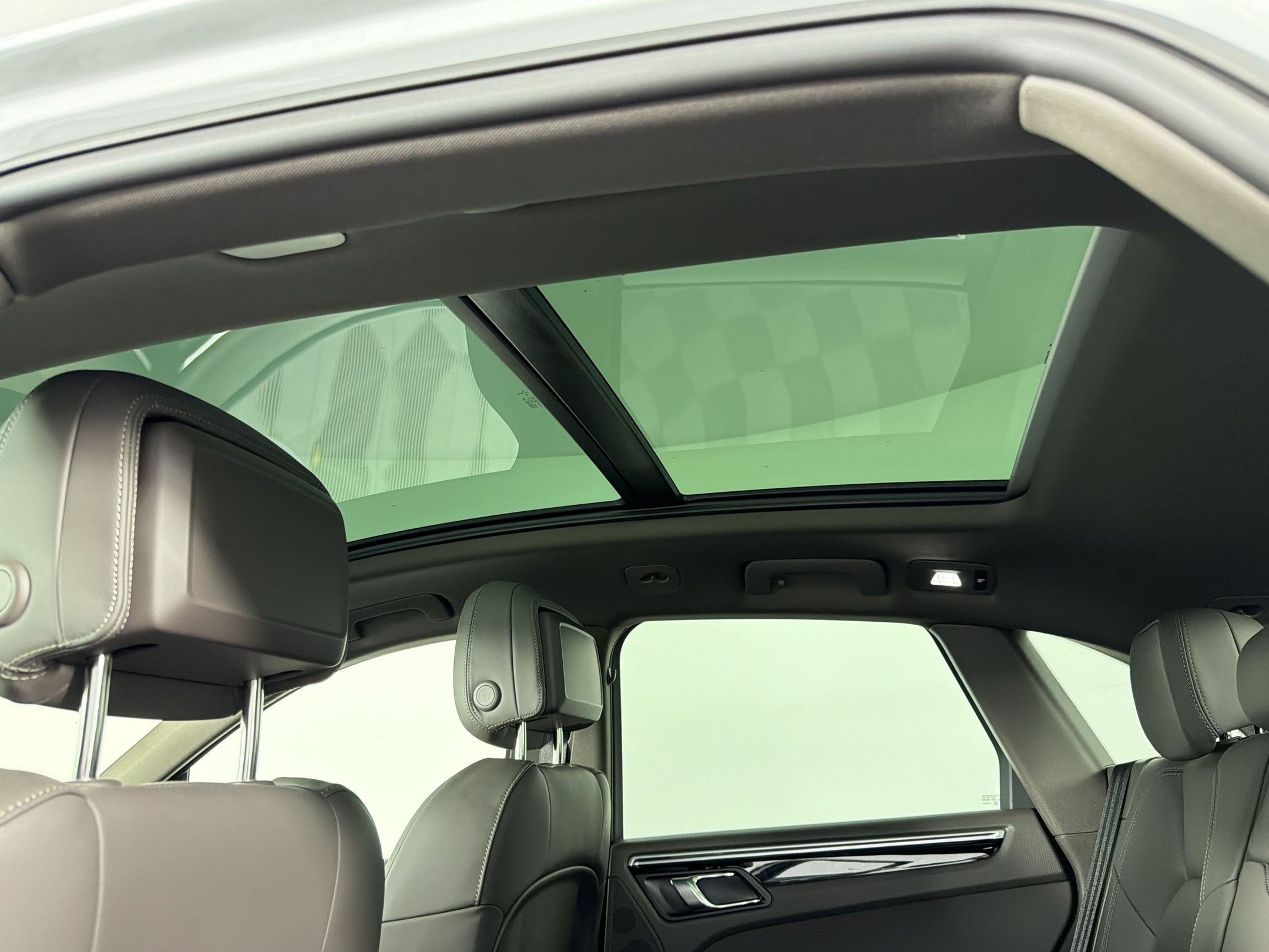 Certified 2022 Porsche Macan AWD/4WD image 18