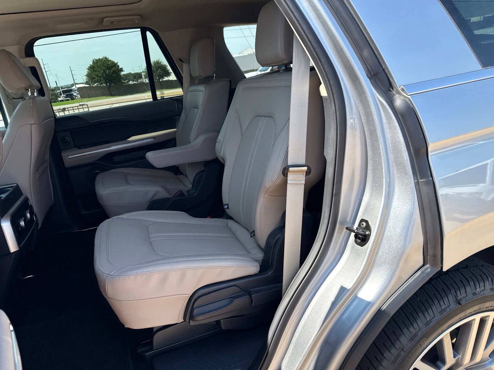 Used 2023 Ford Expedition Limited AWD/4WD image 12