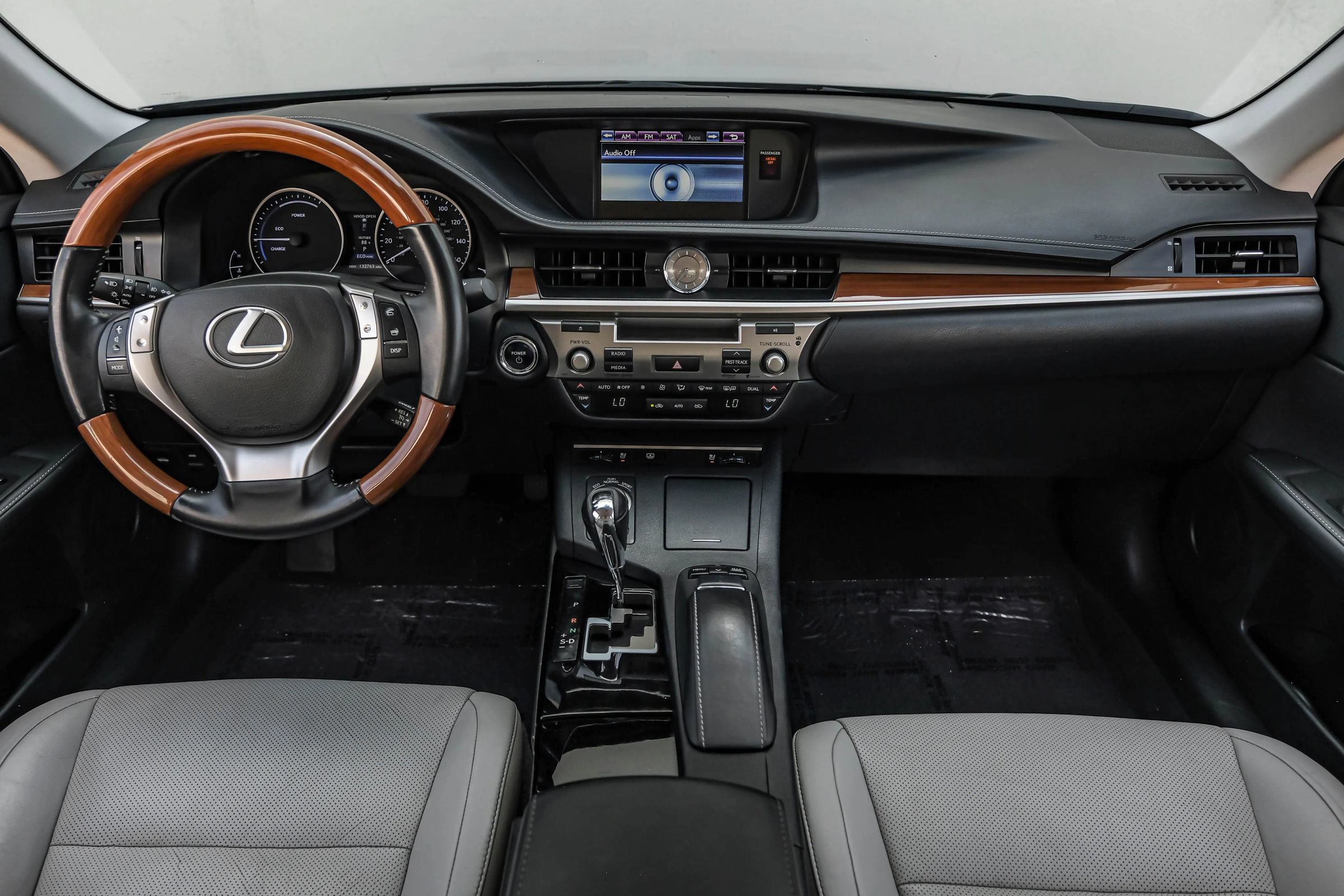 Used 2014 Lexus ES 300h w/ Luxury Package w/Bamboo Trim FWD image 13