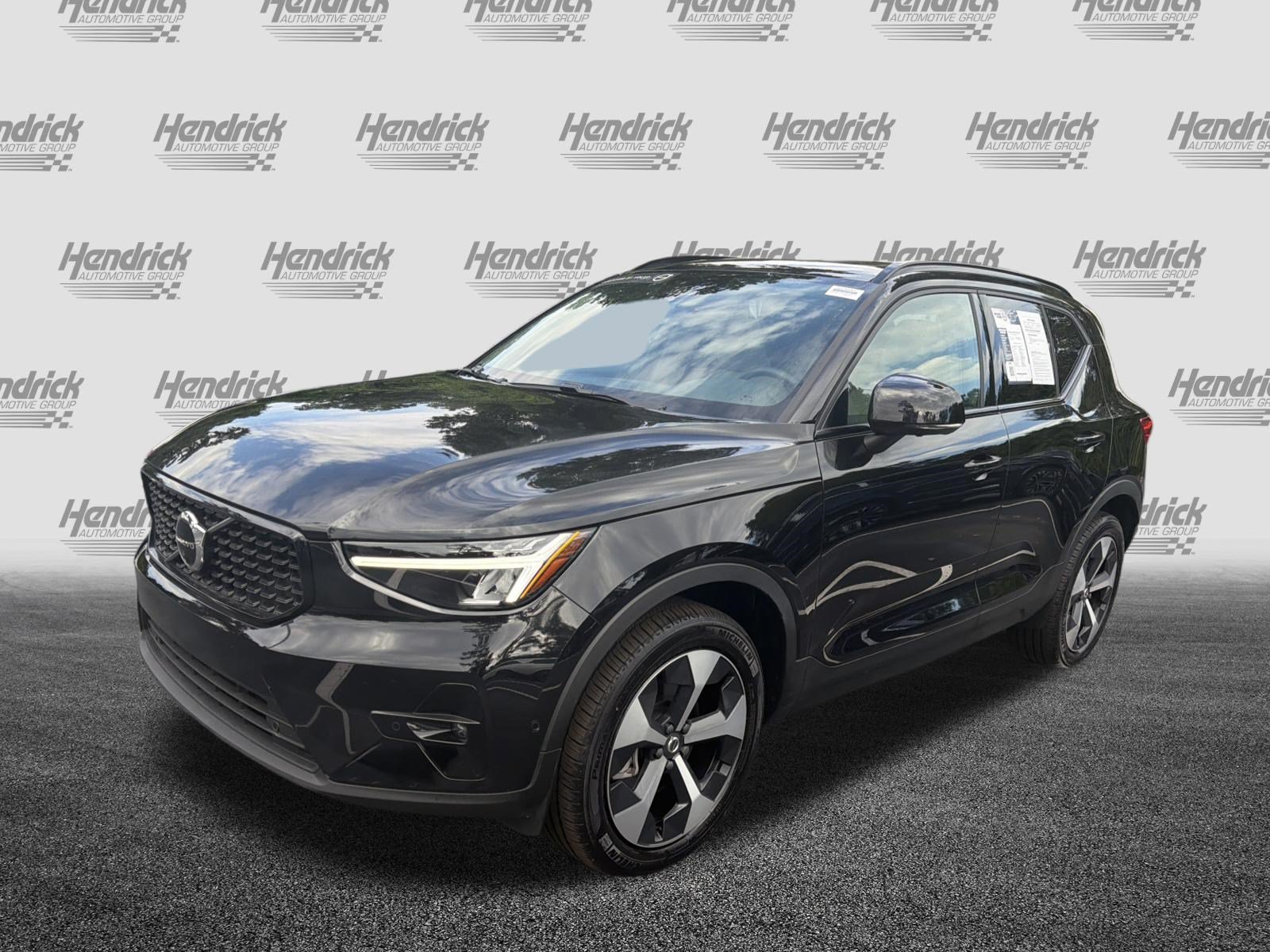 Certified 2025 Volvo XC40 B5 Plus AWD/4WD image 5
