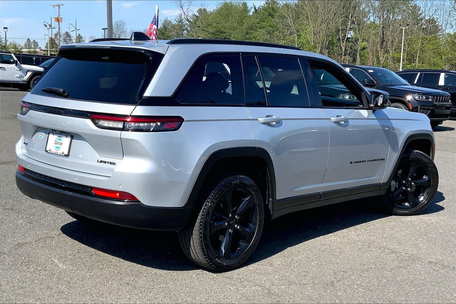 Certified 2025 Jeep Grand Cherokee Limited w/ Black Appearance Package AWD/4WD image 12