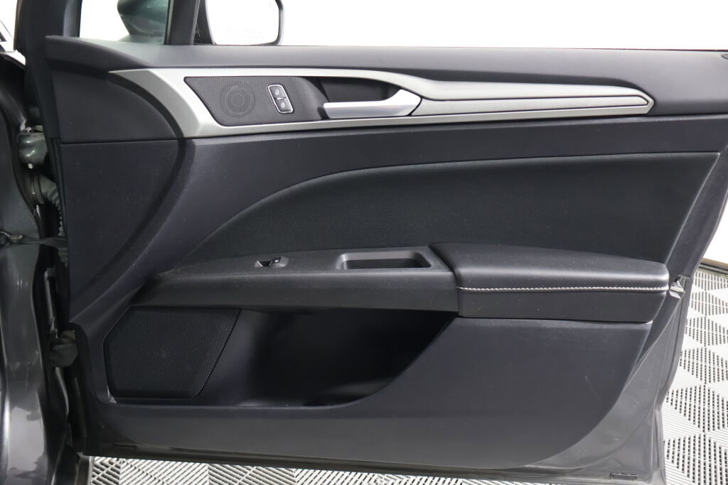 Used 2020 Ford Fusion SE image 27