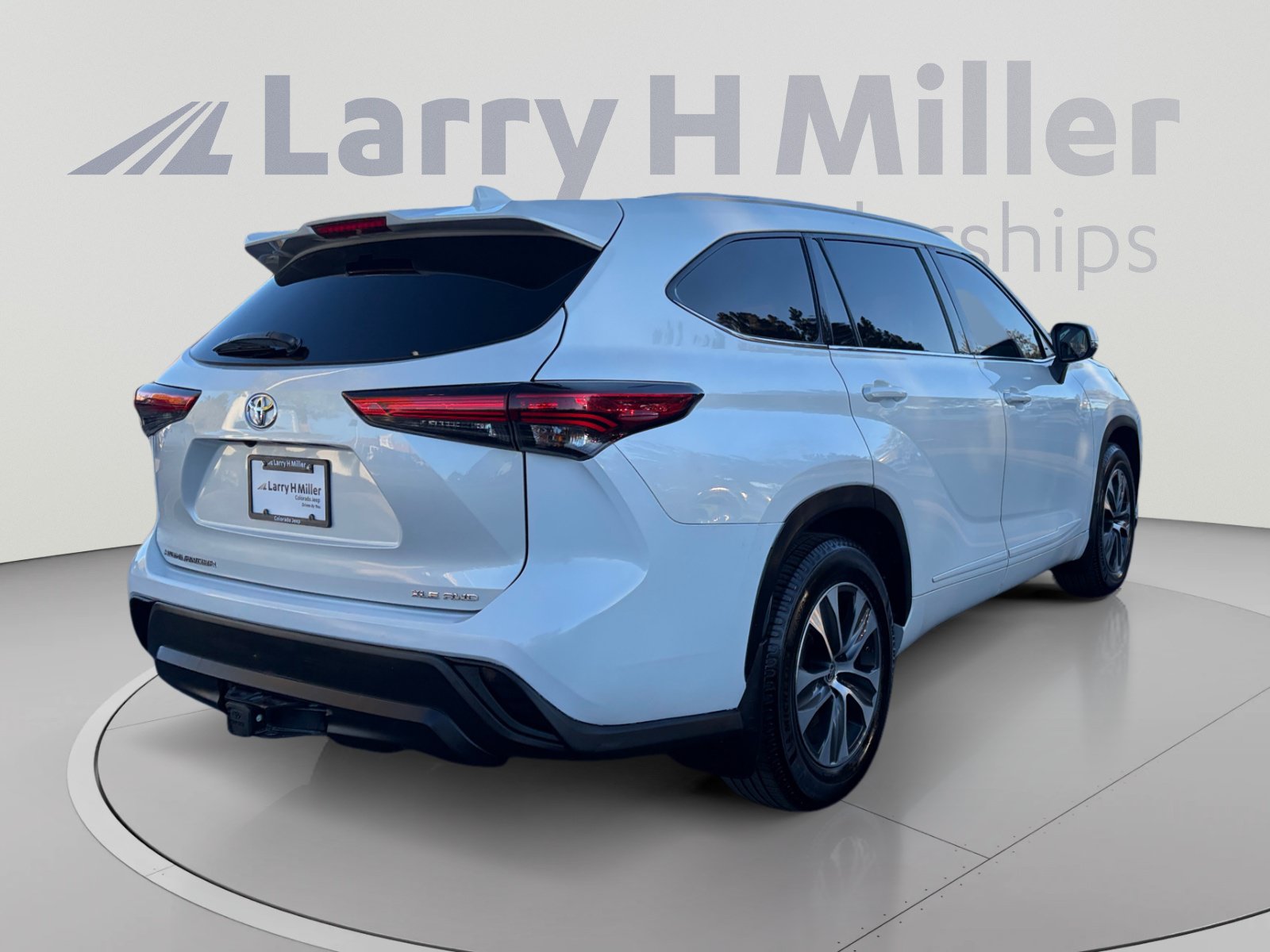 Used 2022 Toyota Highlander XLE AWD/4WD image 5