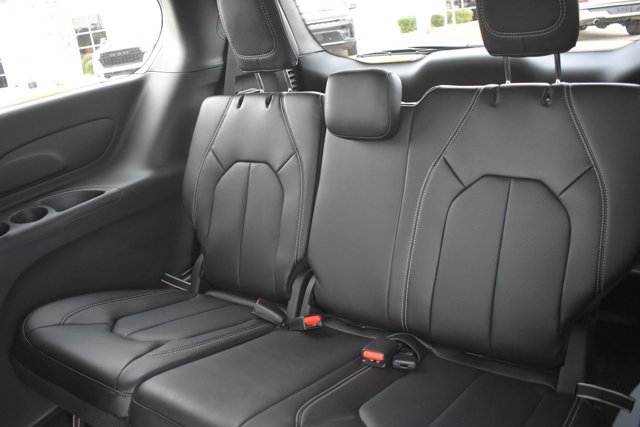 New 2026 Chrysler Pacifica Select image 16