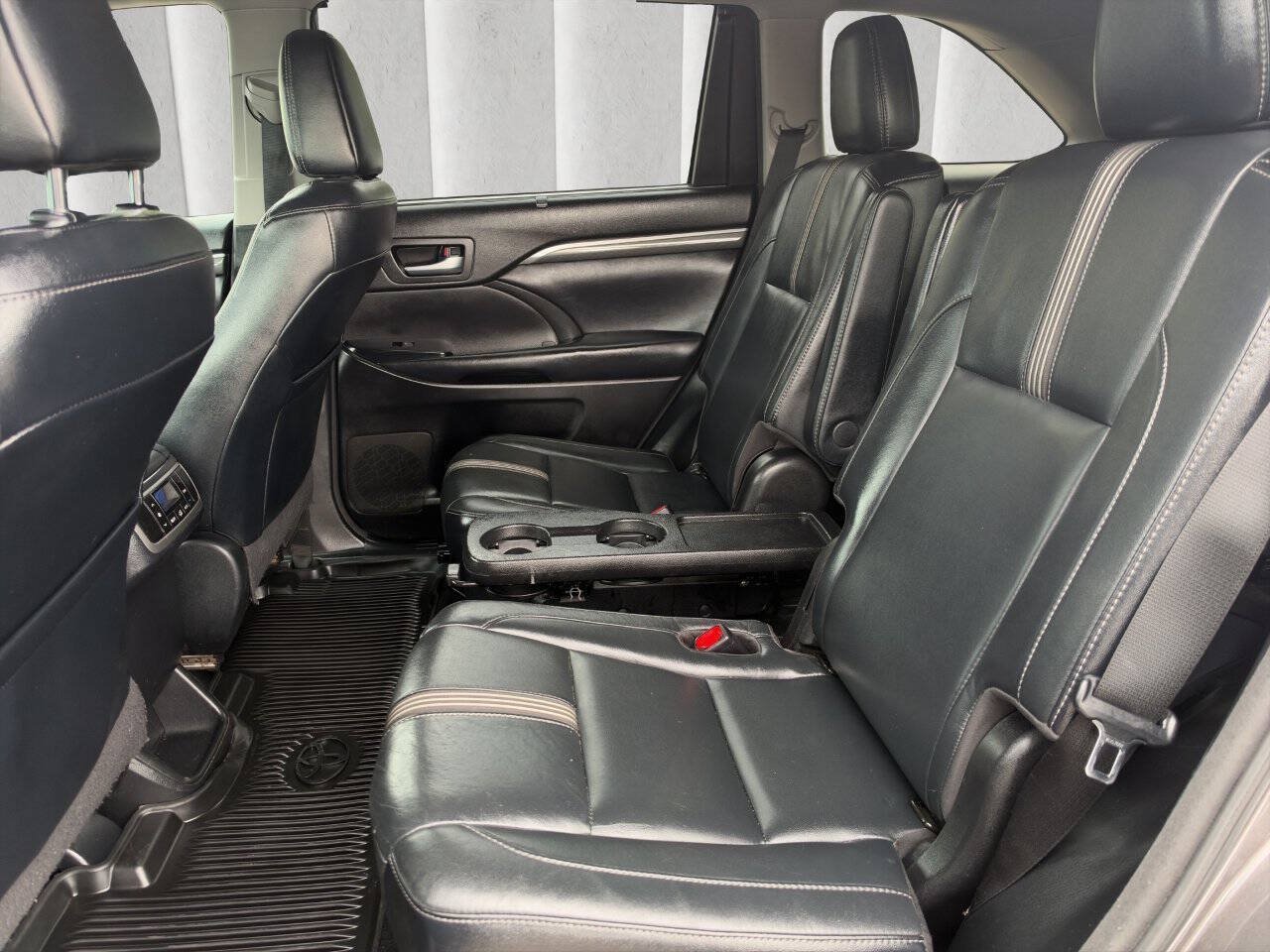 Used 2018 Toyota Highlander SE AWD/4WD image 17