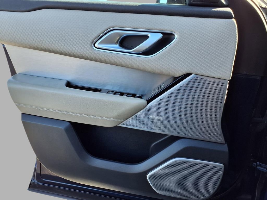 Used 2021 Land Rover Range Rover Velar R-Dynamic S image 17