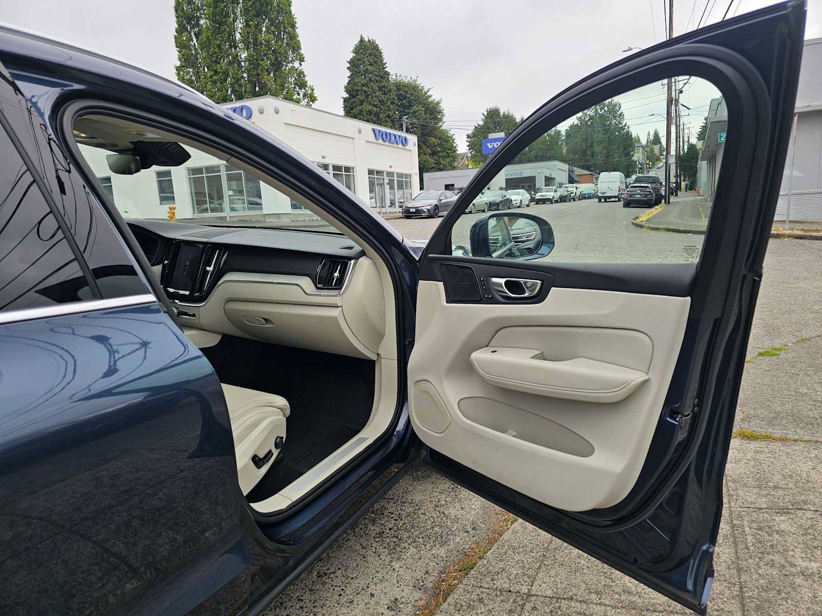 Used 2023 Volvo XC60 B6 Ultimate w/ Protection Package Premier AWD/4WD image 10