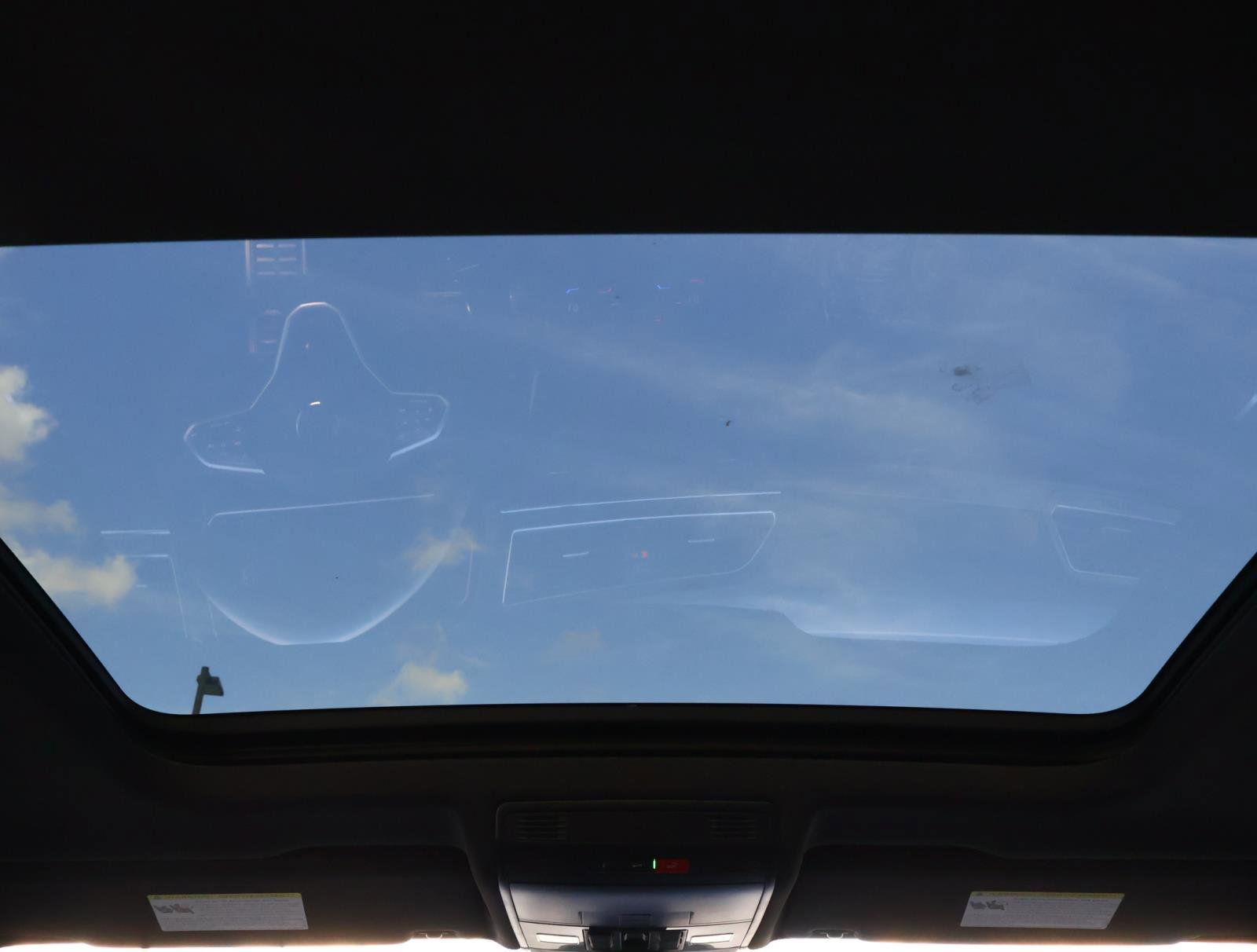 Used 2022 Volkswagen Tiguan SEL R-Line image 12