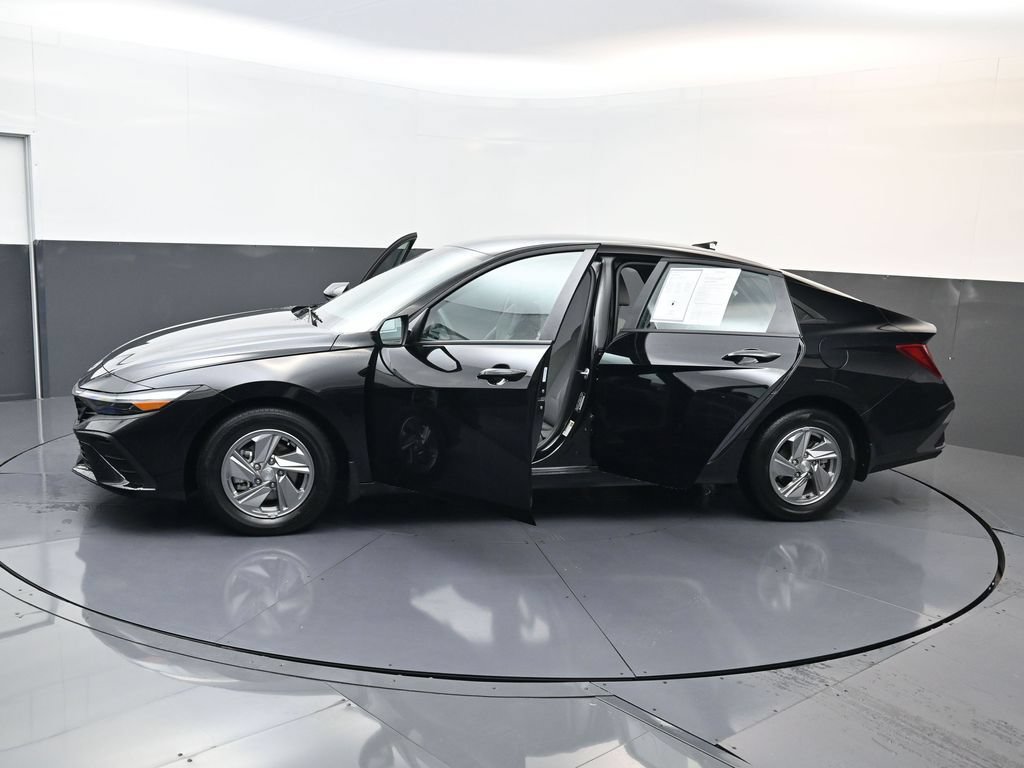 Certified 2026 Hyundai Elantra SE FWD image 30