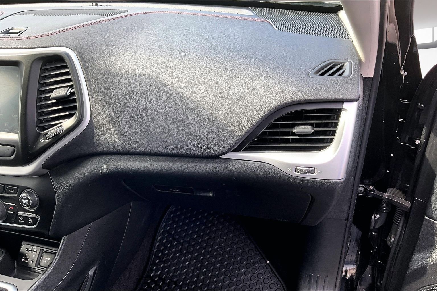 Used 2017 Jeep Cherokee Trailhawk w/ Cold Weather Group image 26