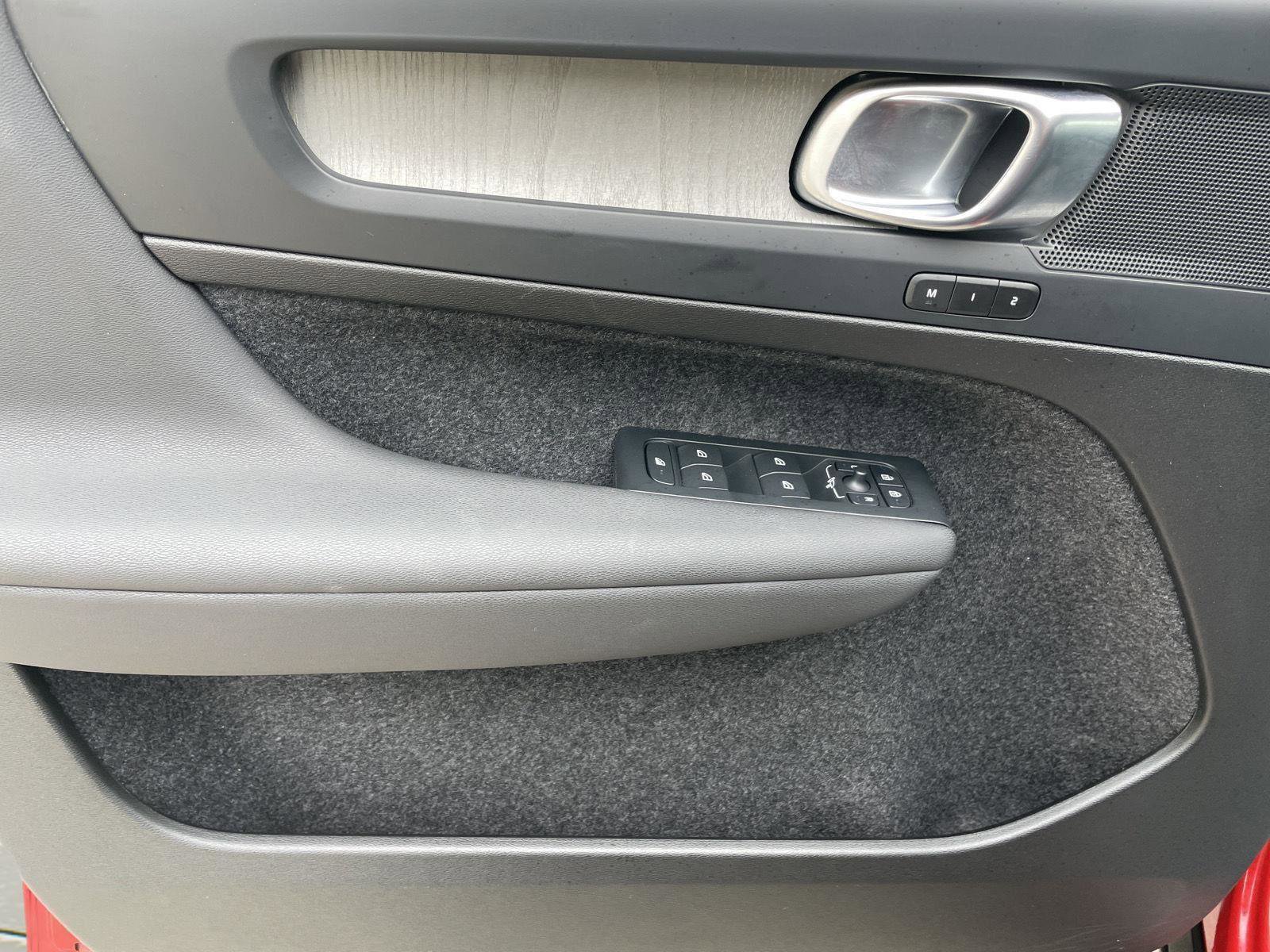 Used 2024 Volvo XC40 B5 Plus w/ Climate Package image 22