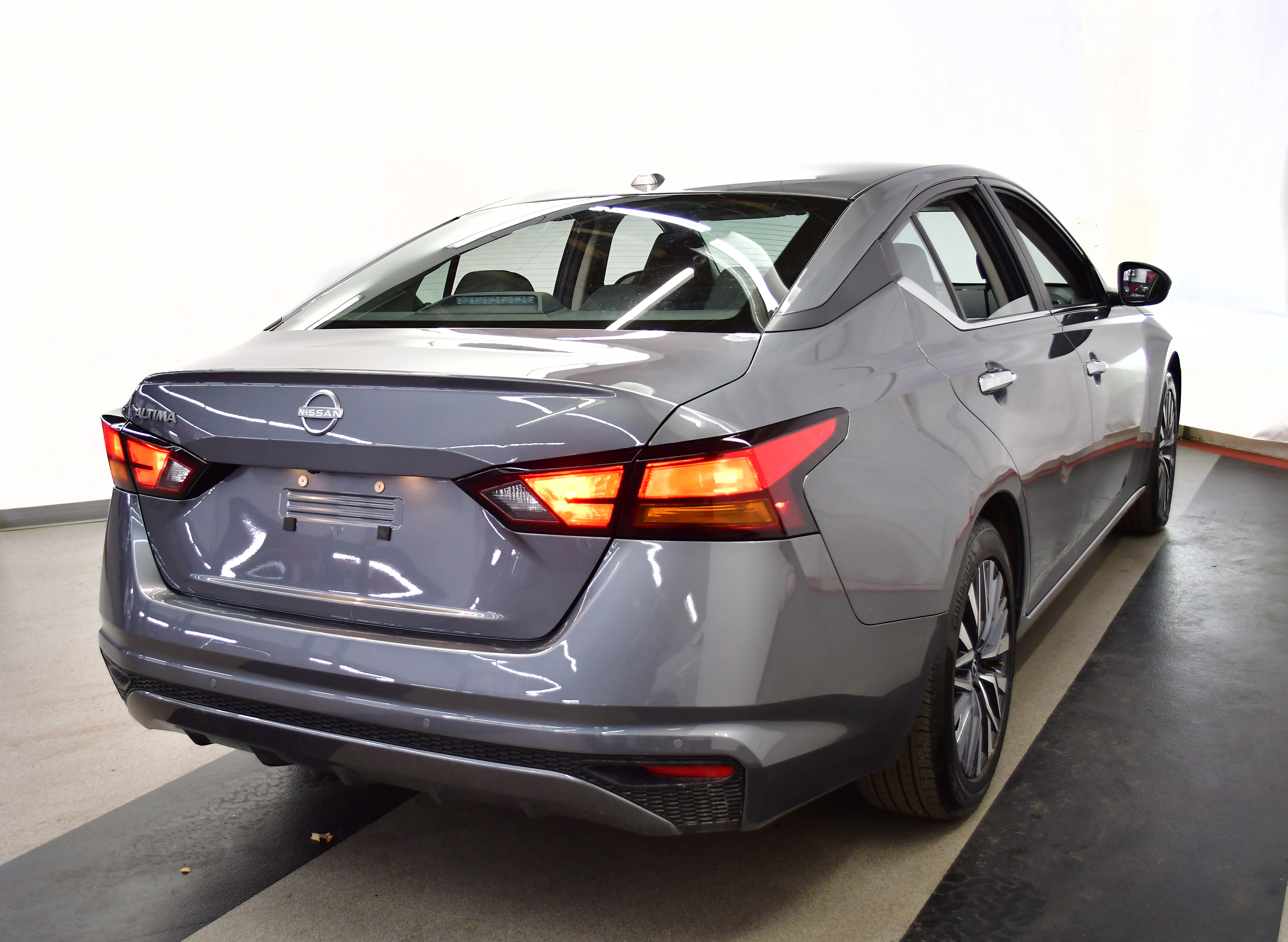Used 2025 Nissan Altima 2.5 SV FWD image 7