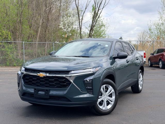 Certified 2025 Chevrolet Trax LS FWD image 1