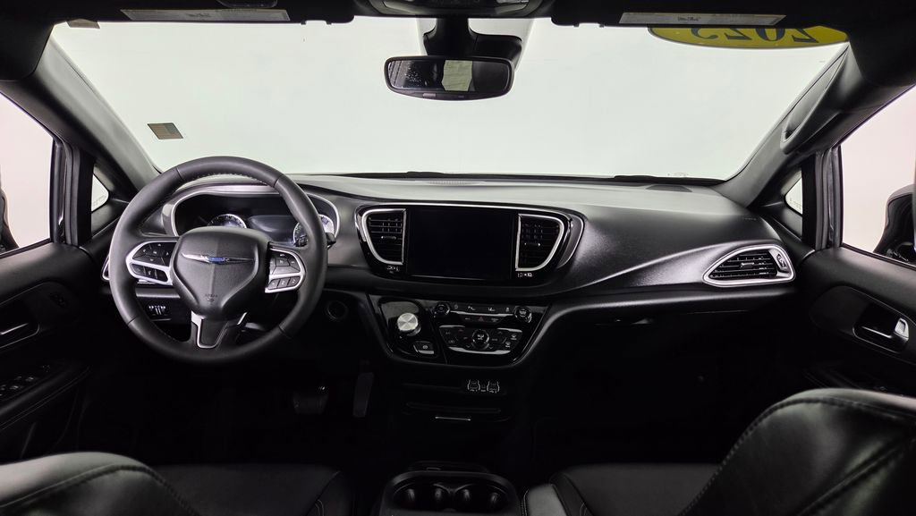 Used 2025 Chrysler Pacifica Select image 38