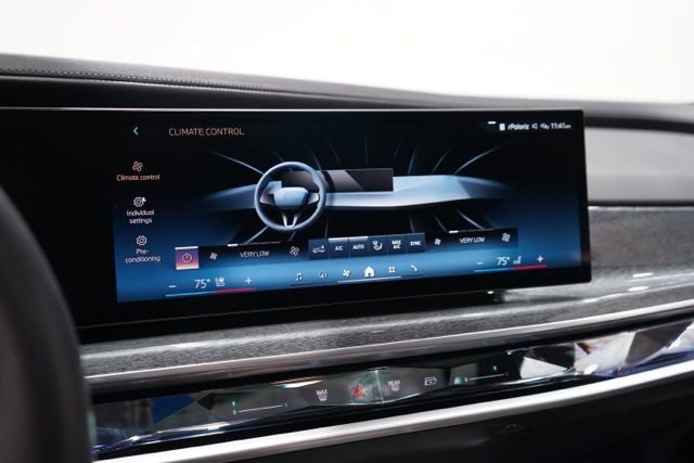 Used 2025 BMW 740i xDrive image 28