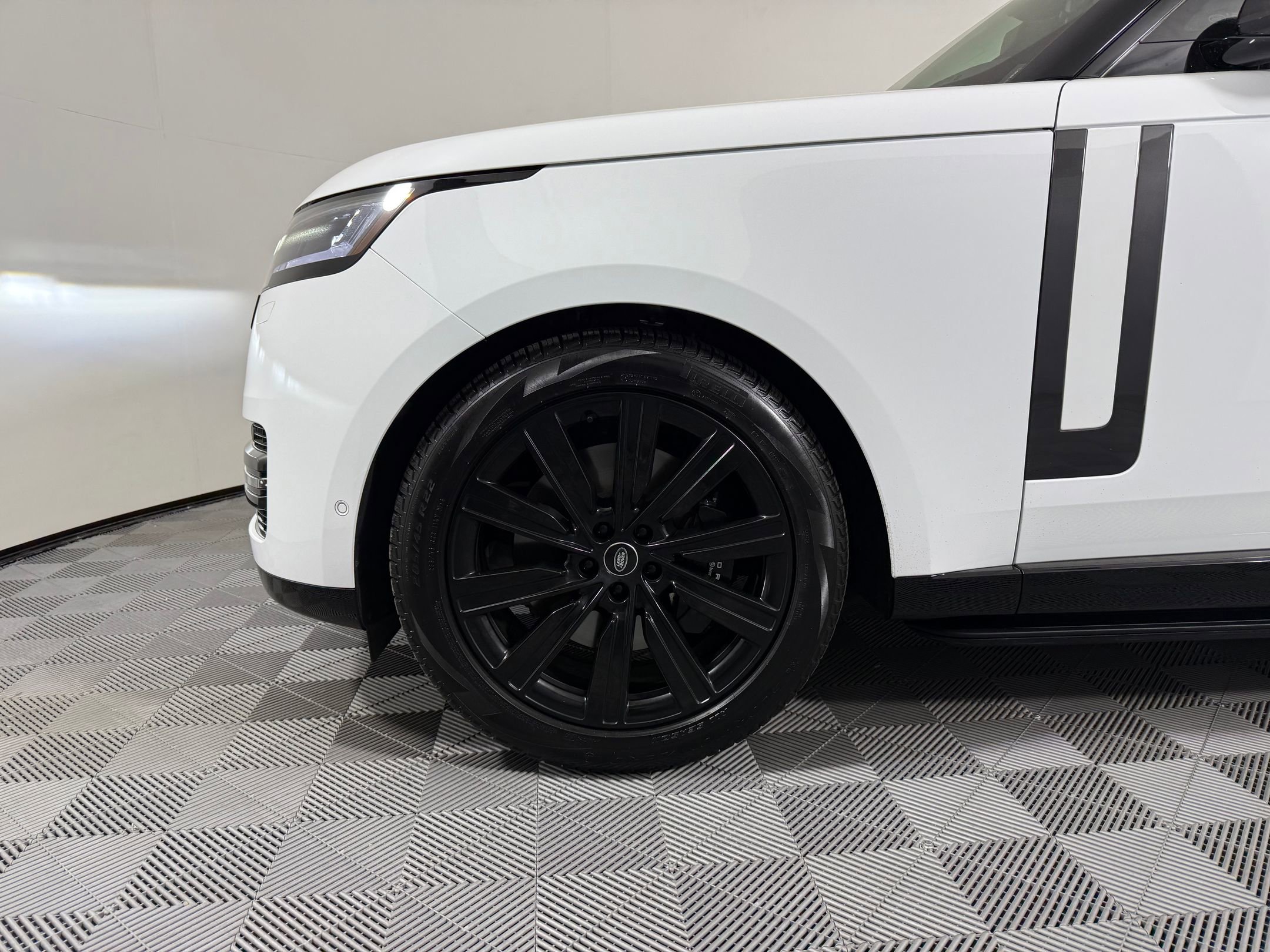 Used 2025 Land Rover Range Rover SE image 12