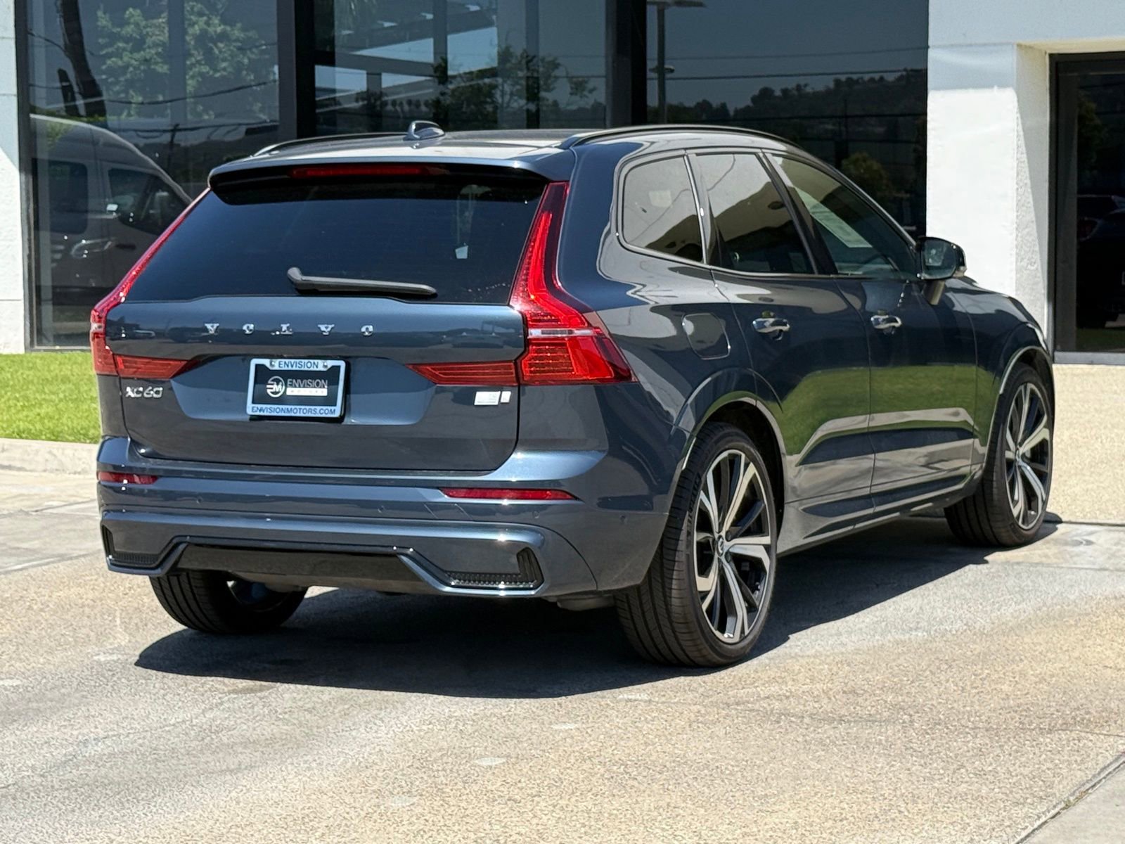 Used 2022 Volvo XC60 T8 R-Design w/ Advanced Package image 16