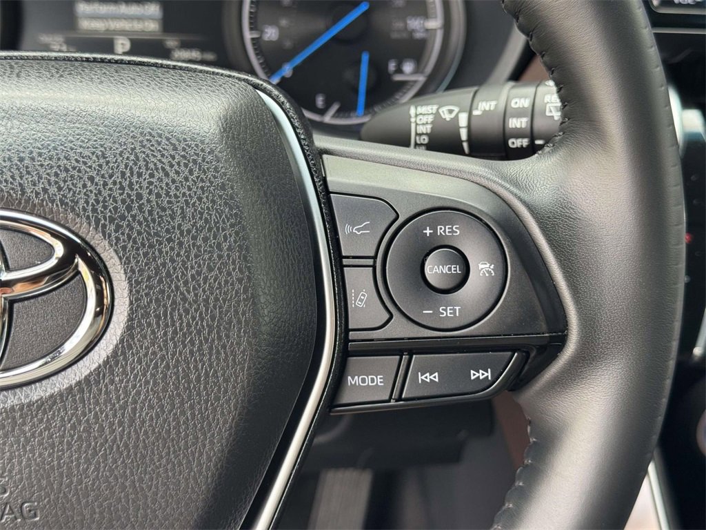 Used 2024 Toyota Venza XLE image 11