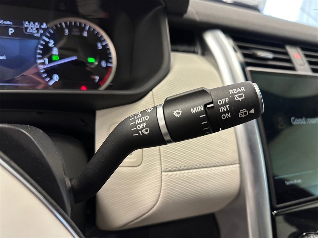 Used 2023 Land Rover Discovery Metropolitan Edition image 18