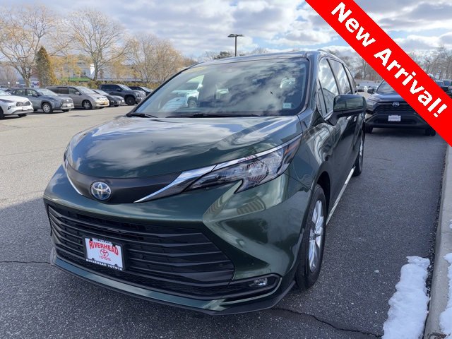 Used 2025 Toyota Sienna XLE image 1