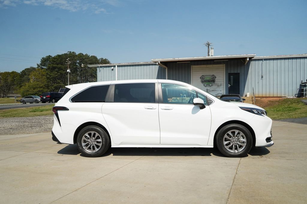 Used 2024 Toyota Sienna LE image 3