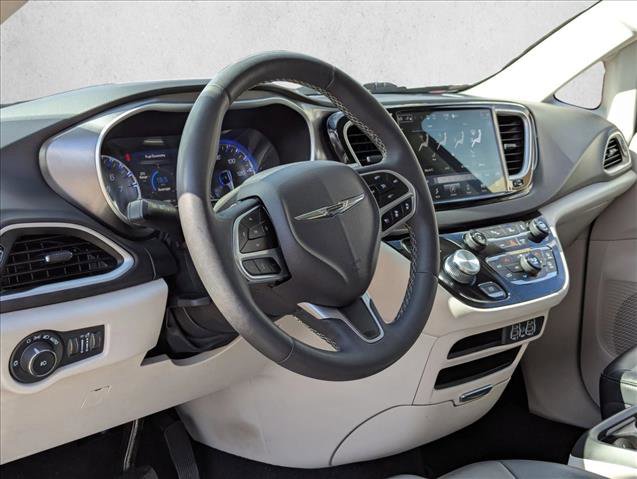 Used 2024 Chrysler Pacifica Touring-L image 10