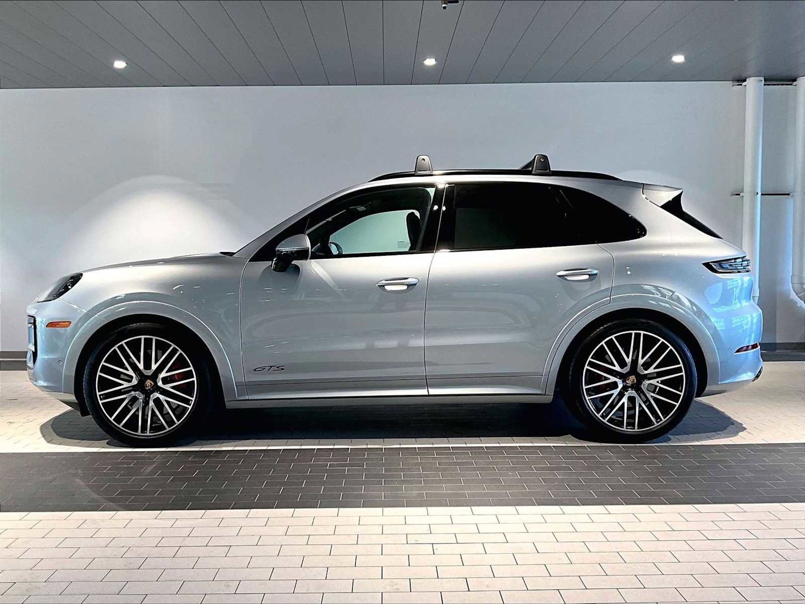 Used 2025 Porsche Cayenne GTS w/ Premium Package image 2