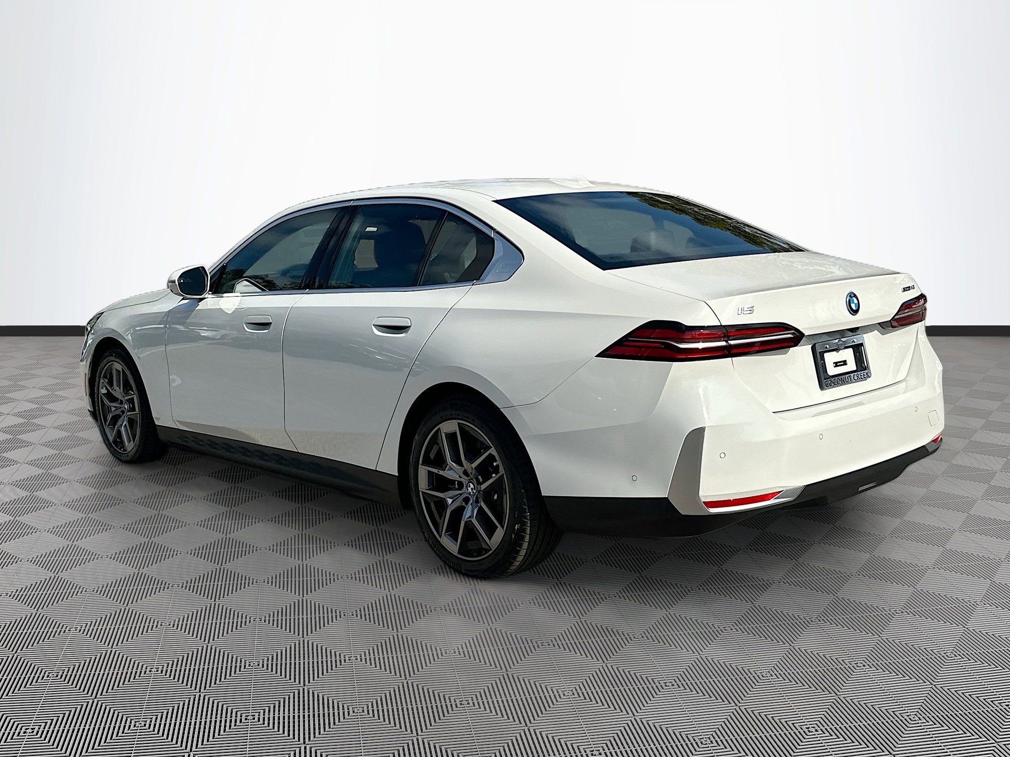 Used 2025 BMW i5 eDrive40i w/ Premium Package image 5