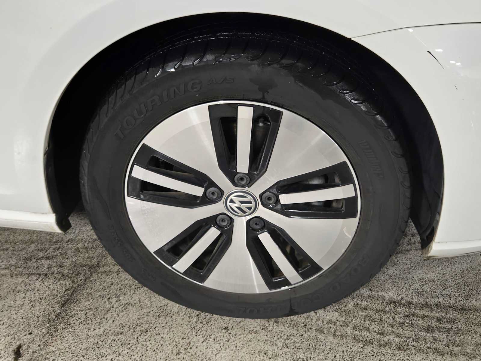 Used 2015 Volkswagen e-Golf SEL Premium FWD image 9