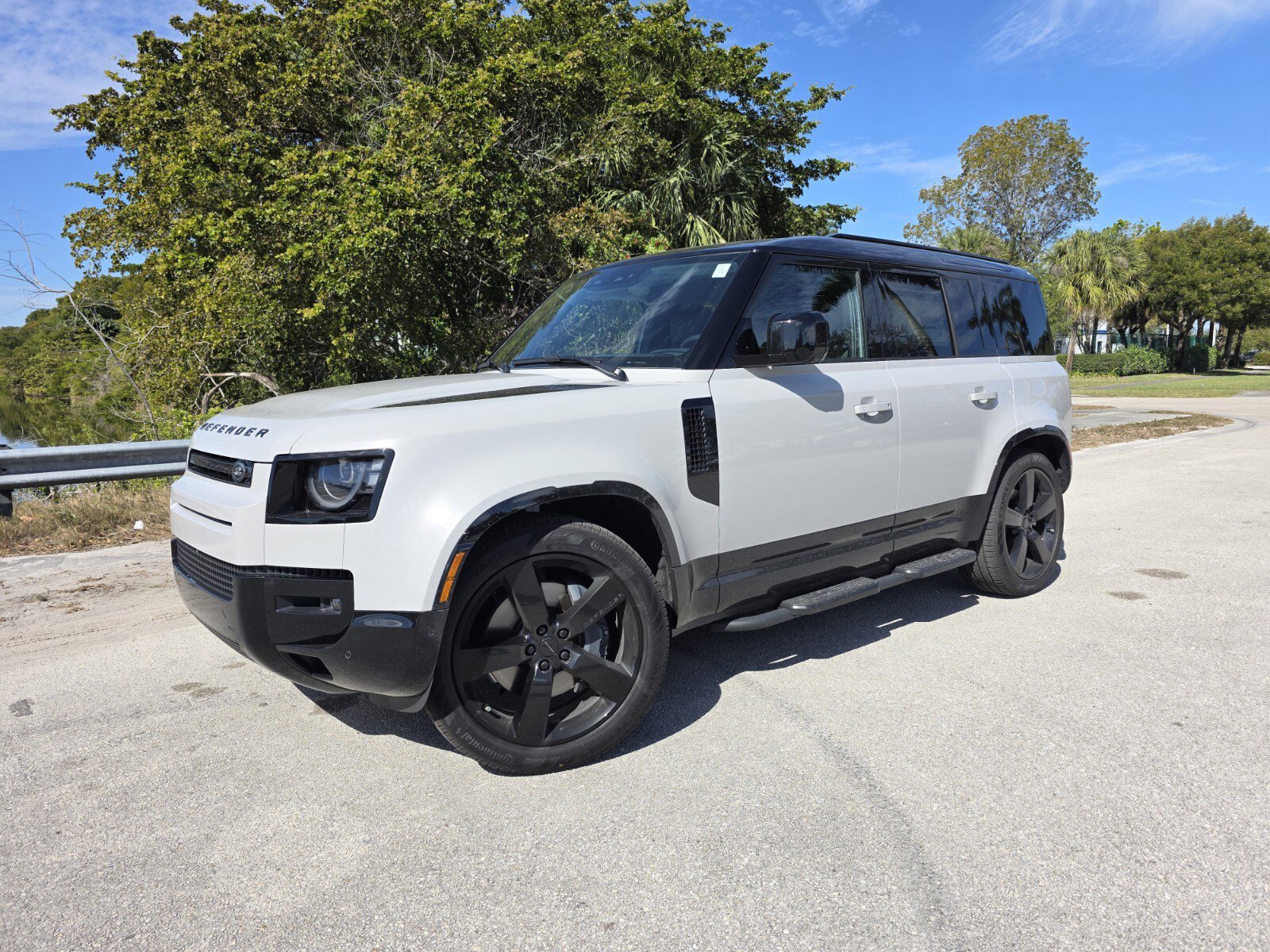 New 2026 Land Rover Defender 110 X-Dynamic SE image 1
