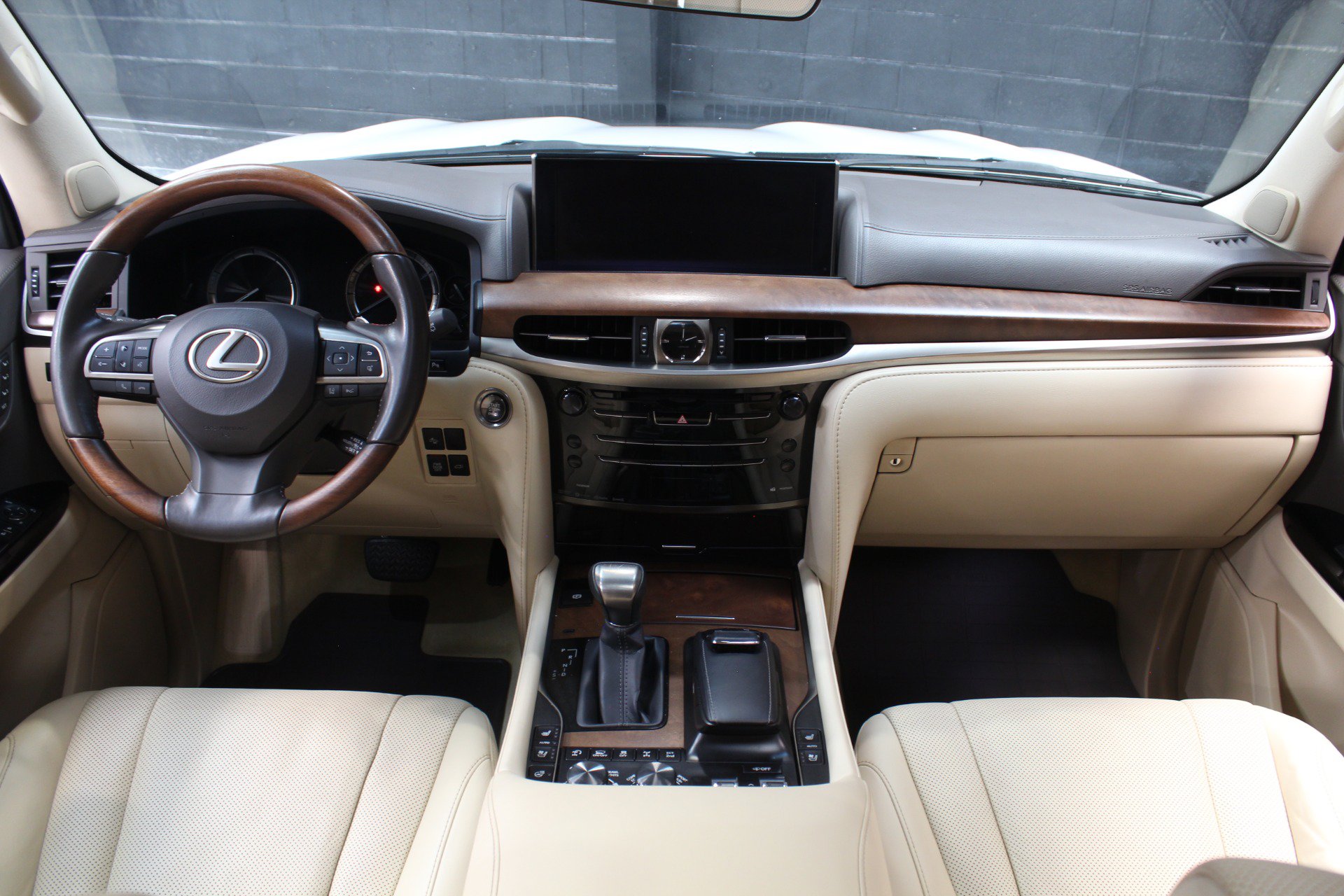 Used 2021 Lexus LX 570 4WD w/ Luxury Package image 29