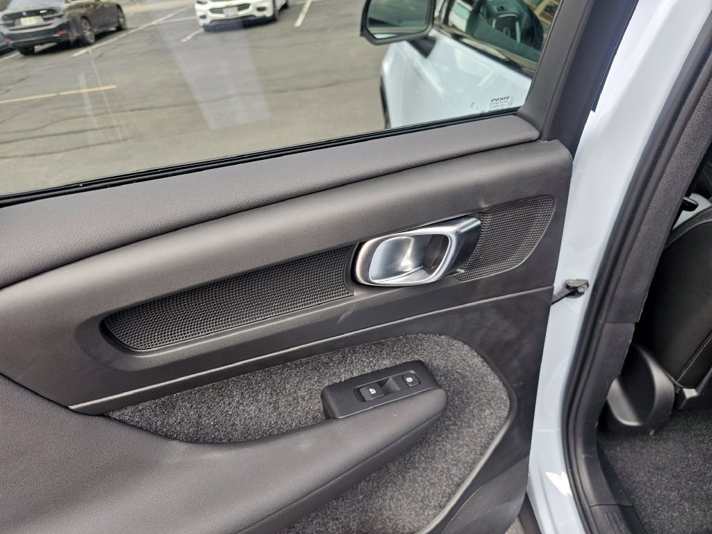 Certified 2025 Volvo XC40 B5 Ultra AWD/4WD image 36