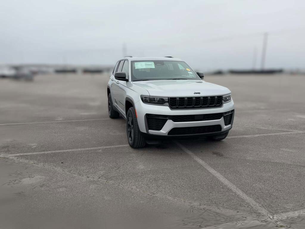 New 2026 Jeep Grand Cherokee Altitude image 17